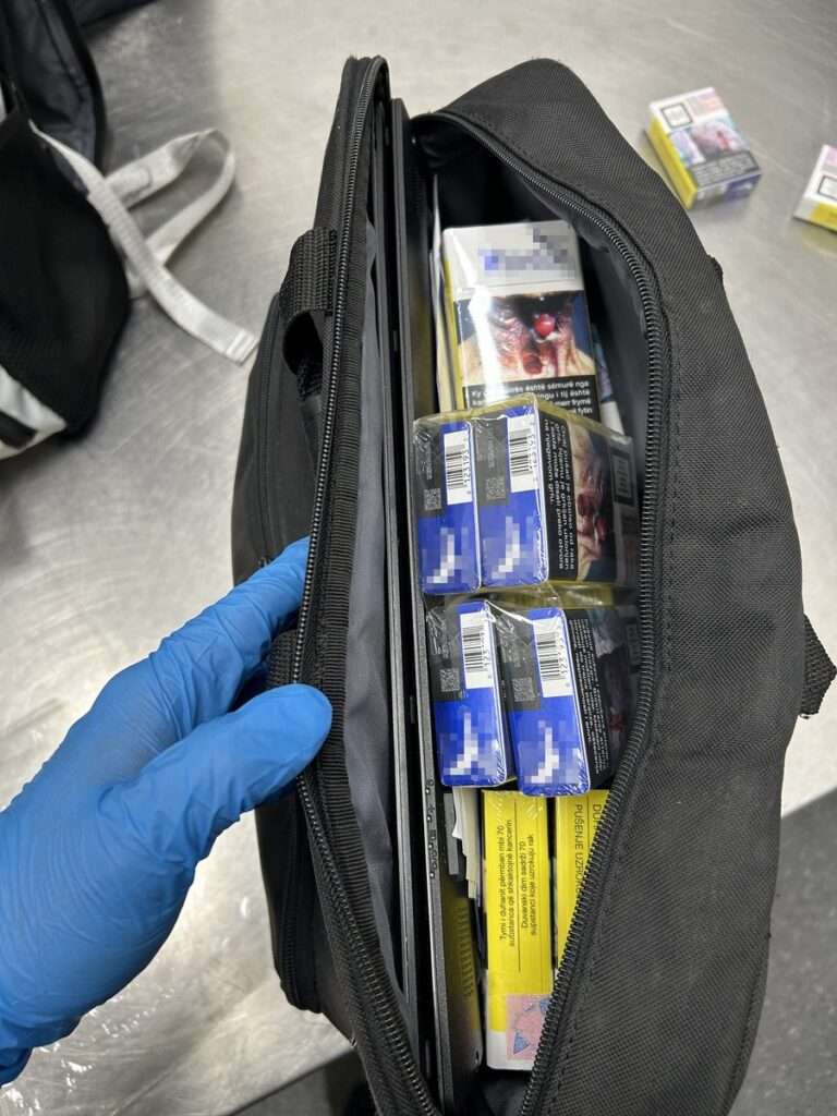 Zoll stoppt Reisenden am Flughafen Münster/Osnabrück: Zu viele Zigaretten und verbotenes Trockenfleisch entdeckt. Abgaben und Bußgeld drohen.