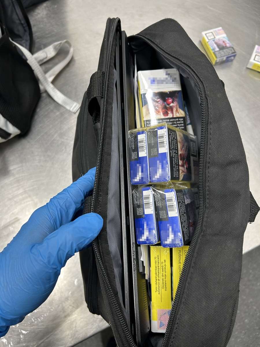 Zoll stoppt Reisenden am Flughafen Münster/Osnabrück: Zu viele Zigaretten und verbotenes Trockenfleisch entdeckt. Abgaben und Bußgeld drohen.