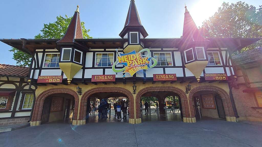 Heide Park Soltau startet am 28. März 2026. Eintrittspreise und Ticketkauf sind online günstiger, vor Ort gelten feste Tarife.