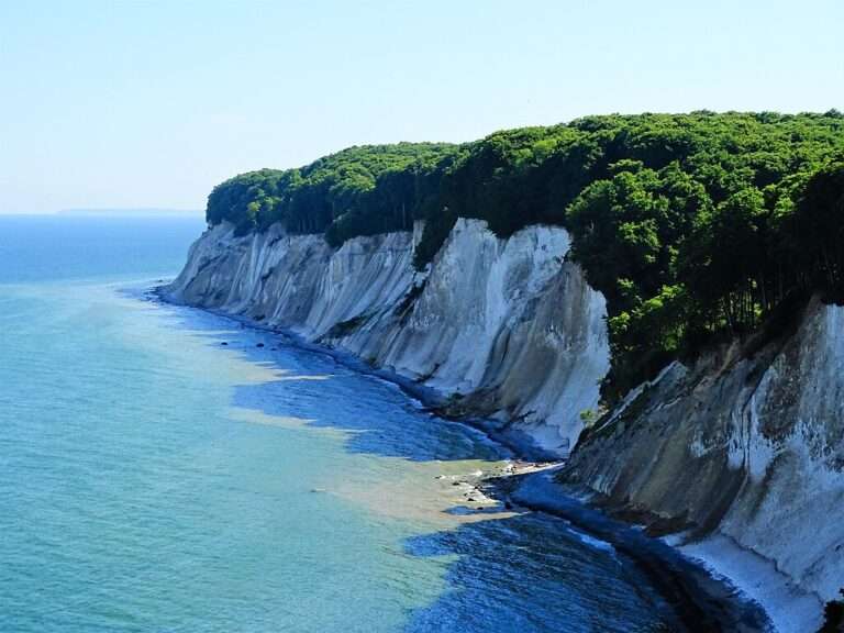 Großer Kreideabbruch auf Rügen: Nördlich von Sassnitz rutschen rund 9.000 Kubikmeter Kreide ab. Weitere Abbrüche möglich.