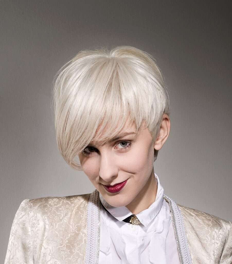 Lisa Eckhart tritt mit „Ich war mal wer“ in Münster auf. Das Kabarettprogramm lockt viele Besucher in die Halle Münsterland.