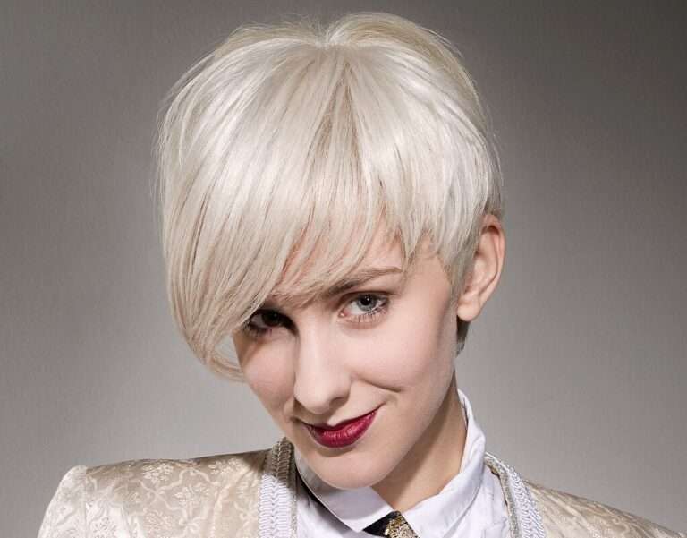 Lisa Eckhart tritt mit „Ich war mal wer“ in Münster auf. Das Kabarettprogramm lockt viele Besucher in die Halle Münsterland.