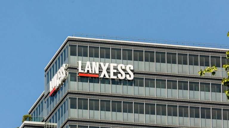 Lanxess streicht 550 Jobs, zwei Drittel in Deutschland. Gründe sind schwache Geschäfte und ein neues Sparprogramm bis 2028.
