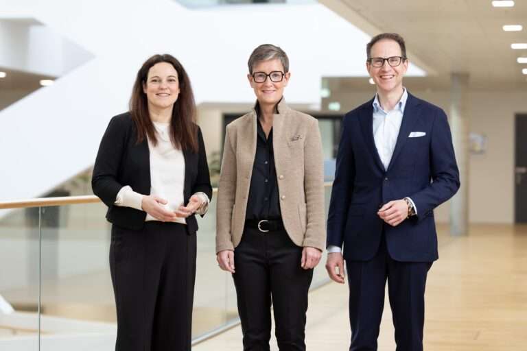 Daniela Kahlert, Geschäftsführerin der Roche Diagnostics Deutschland GmbH, Dr. Claudia Fleischer, Geschäftsführerin der Roche Diagnostics GmbH und Dr. Daniel Steiners, Vorstand der Roche Pharma AG, präsentieren gemeinsam die Jahresergebnisse 2025 für Roche in Deutschland.