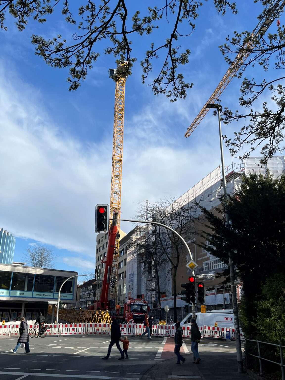Die Voßgasse in Münster bleibt wegen verzögerter Kranmontage an der Volksbank-Baustelle bis 1. April länger gesperrt.