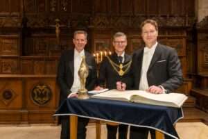 Ola Källenius trägt sich beim Kramermahl in Münster ins Goldene Buch der Stadt ein. Empfang im Friedenssaal des Rathauses.