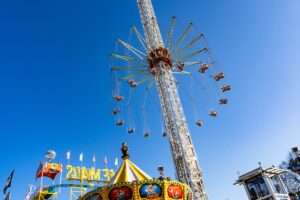 Mit dem Frühjahrssend beginnt am Samstag, 7. März 2026, wieder die Send-Saison in Münster. Bis Sonntag, 15. März, verwandelt sich der Schlossplatz erneut in eine große Kirmesfläche mit Fahrgeschäften, Verkaufsständen und Jahrmarktklassikern.