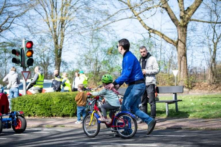 Kinder und Familien üben beim Rollenden Verkehrstag in Münster Verkehrssicherheit mit Fahrrad-Parcours, VR-Erlebnis und kostenlosem Fahrradcheck. 🚲