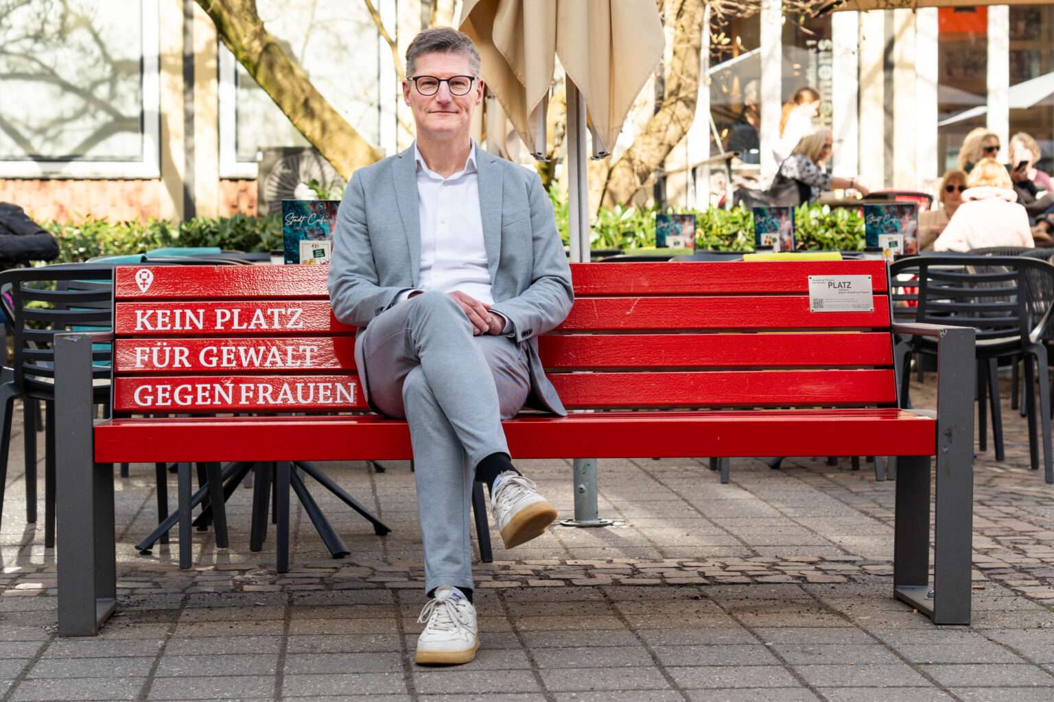 Rote Bank in Münster erinnert vor dem Stadthaus an Gewalt gegen Frauen