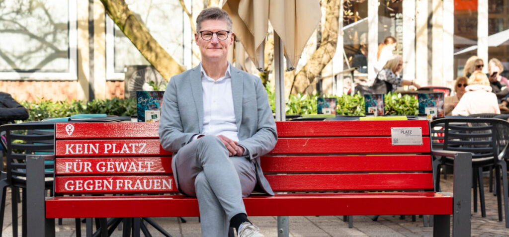 Rote Bank in Münster erinnert vor dem Stadthaus an Gewalt gegen Frauen