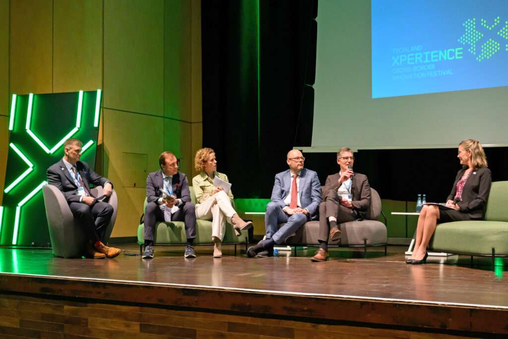 Oberbürgermeister Tilman Fuchs (2. v.r.) nahm auf der „TECH.LAND Xperience“-Konferenz an einer international besetzten Podiumsdiskussion zum Thema Stadtgesundheit teil – gemeinsam mit Tripp Welch (v.l.) (Vertreter der Leitung der Mayo Clinic, Rochester), Prof. Dr. Alex W. Friedrich (Ärztlicher Direktor und Vorstandsvorsitzender des Universitätsklinikums Münster), Prof. Miriam Vollenbroek-Hutten (Mitglied des Vorstands des Medisch Spectrum Twente), Roelof Bleker (Bürgermeister von Enschede) und Kim Norton (Bürgermeisterin von Rochester).