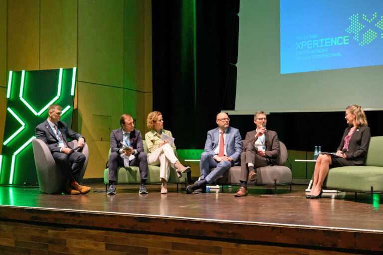 Oberbürgermeister Tilman Fuchs (2. v.r.) nahm auf der „TECH.LAND Xperience“-Konferenz an einer international besetzten Podiumsdiskussion zum Thema Stadtgesundheit teil – gemeinsam mit Tripp Welch (v.l.) (Vertreter der Leitung der Mayo Clinic, Rochester), Prof. Dr. Alex W. Friedrich (Ärztlicher Direktor und Vorstandsvorsitzender des Universitätsklinikums Münster), Prof. Miriam Vollenbroek-Hutten (Mitglied des Vorstands des Medisch Spectrum Twente), Roelof Bleker (Bürgermeister von Enschede) und Kim Norton (Bürgermeisterin von Rochester).