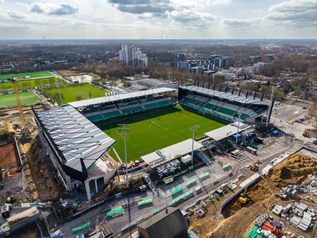 Heiraten in Münster künftig auch im LVM-Preußenstadion: Das Standesamt bietet 2026 erstmals Trauungen im Stadion mit Gästen an.
