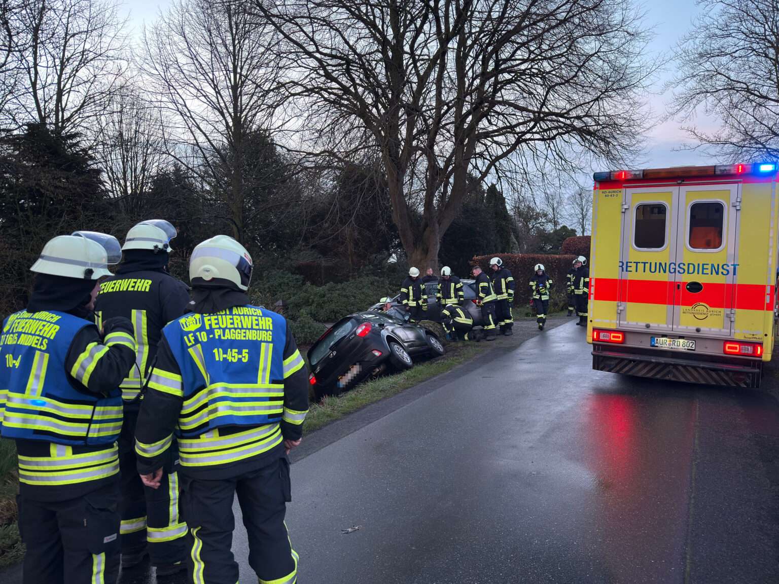 Auto kommt in Brockzetel von der Straße ab und landet im Graben