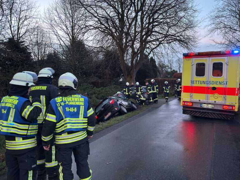 Auto kommt in Brockzetel von der Straße ab und landet im Graben
