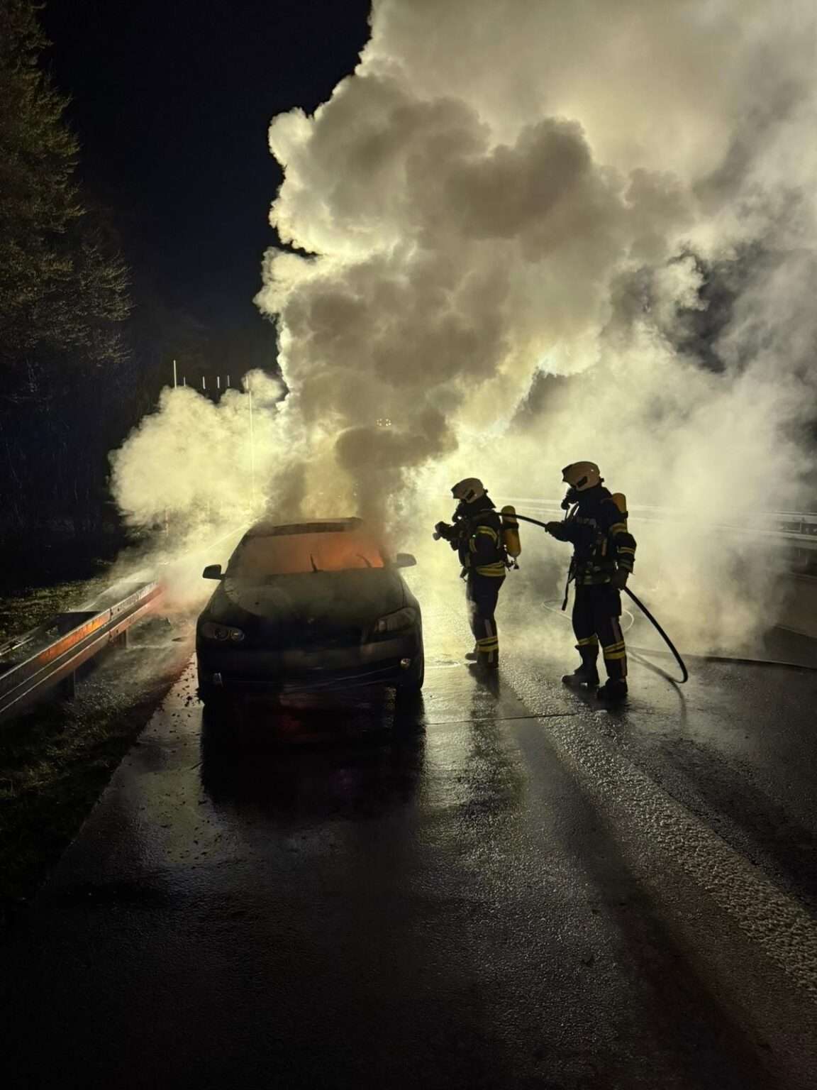 Auto brennt nachts auf der A43 in Richtung Münster