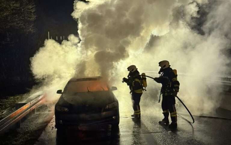 Auto brennt nachts auf der A43 in Richtung Münster