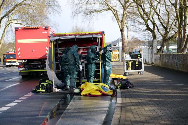 Mehrere Verletzte nach Gefahrstoffaustritt in einer Halle in Berghofen