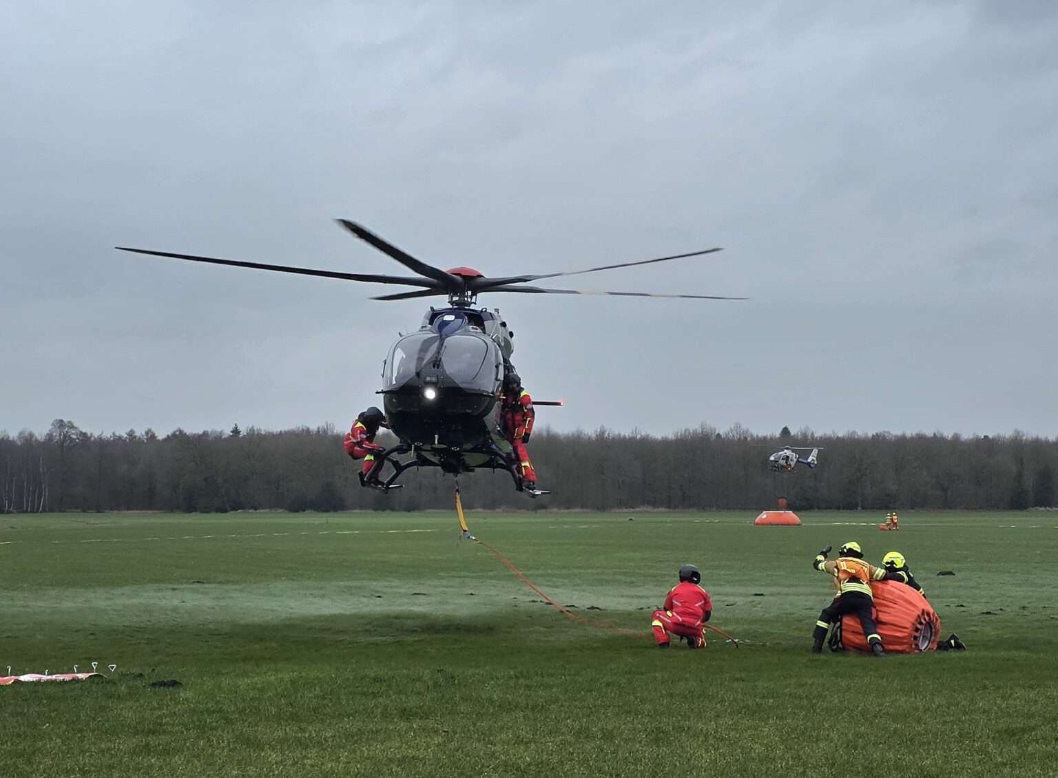 Hubschrauber trainieren Waldbrandbekämpfung aus der Luft