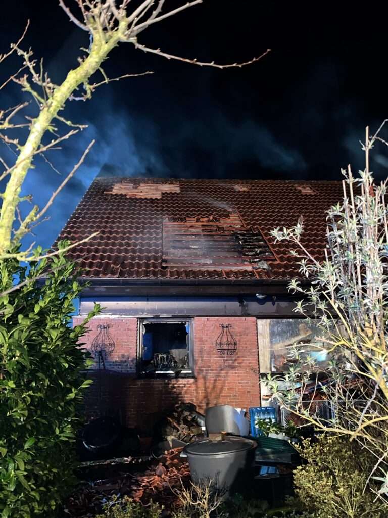 Im Rahmen der Löscharbeiten mussten Teile des Hausdachs abgedeckt werden. Das Einfamilienhaus in der Friedrich-Wilhelm-Weber-Straße ist derzeit nicht bewohnbar.