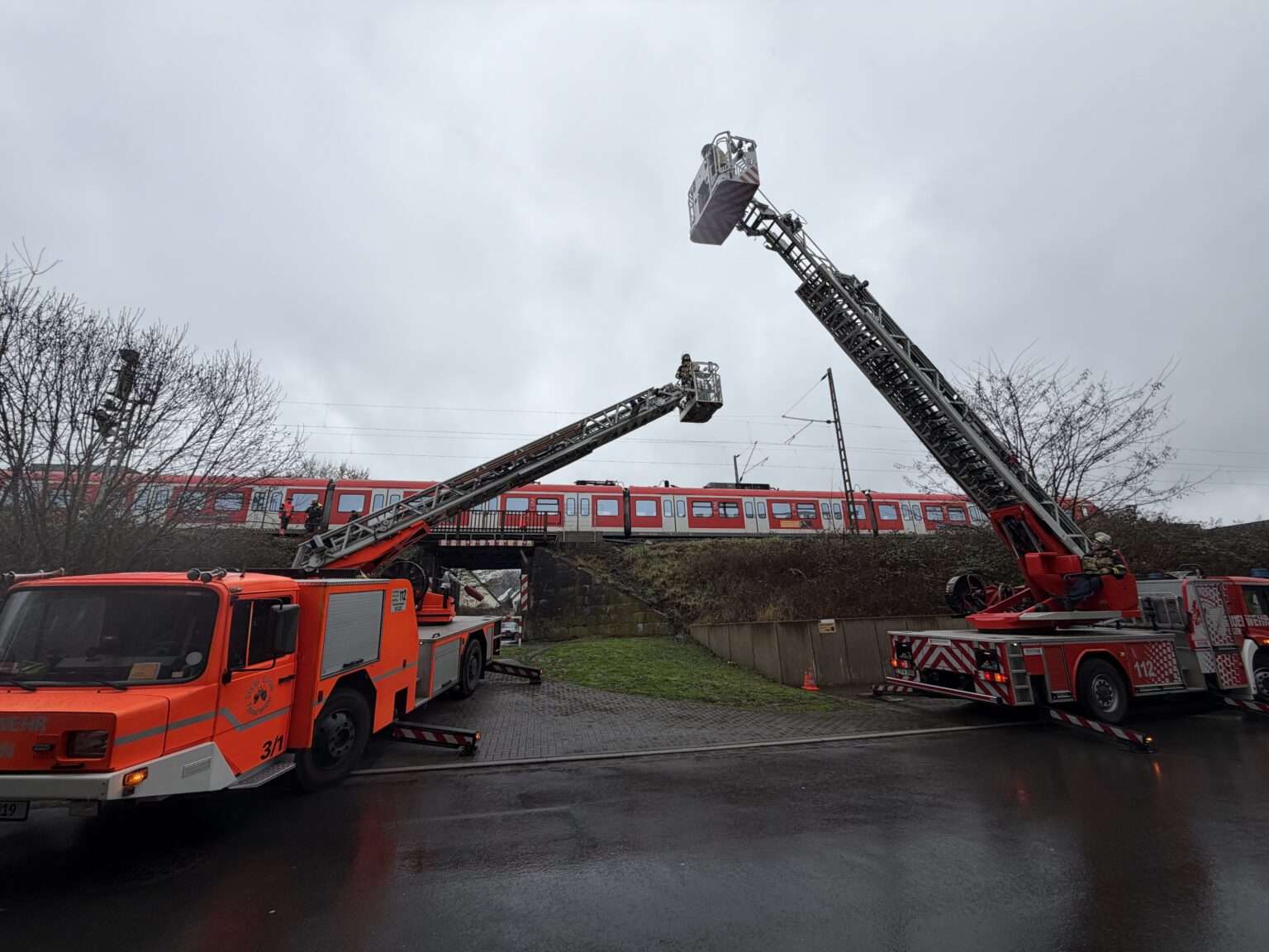 Feuerwehr rettet Fahrgäste aus liegengebliebener S-Bahn in Essen-Kettwig