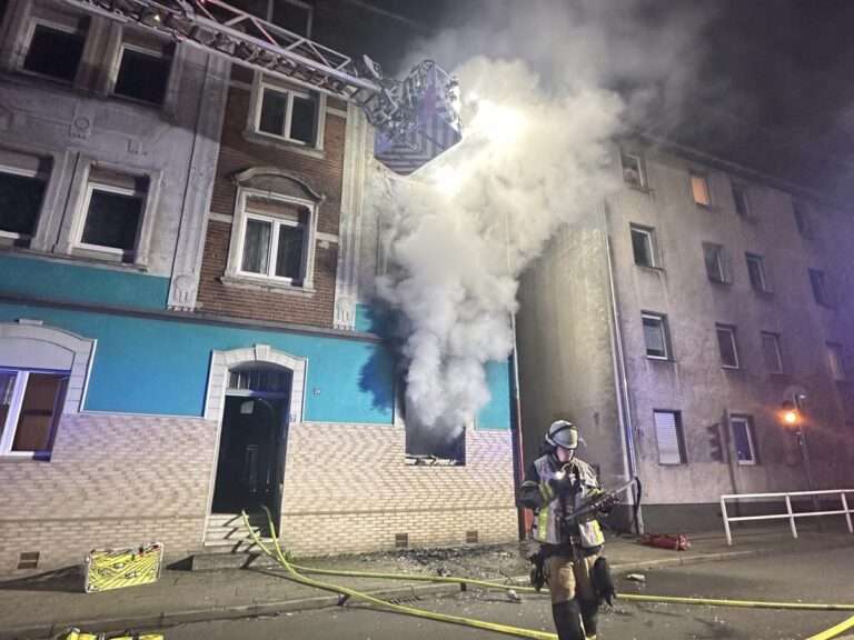 Flammen schlagen aus Erdgeschosswohnung, 14 Menschen werden in Essen gerettet