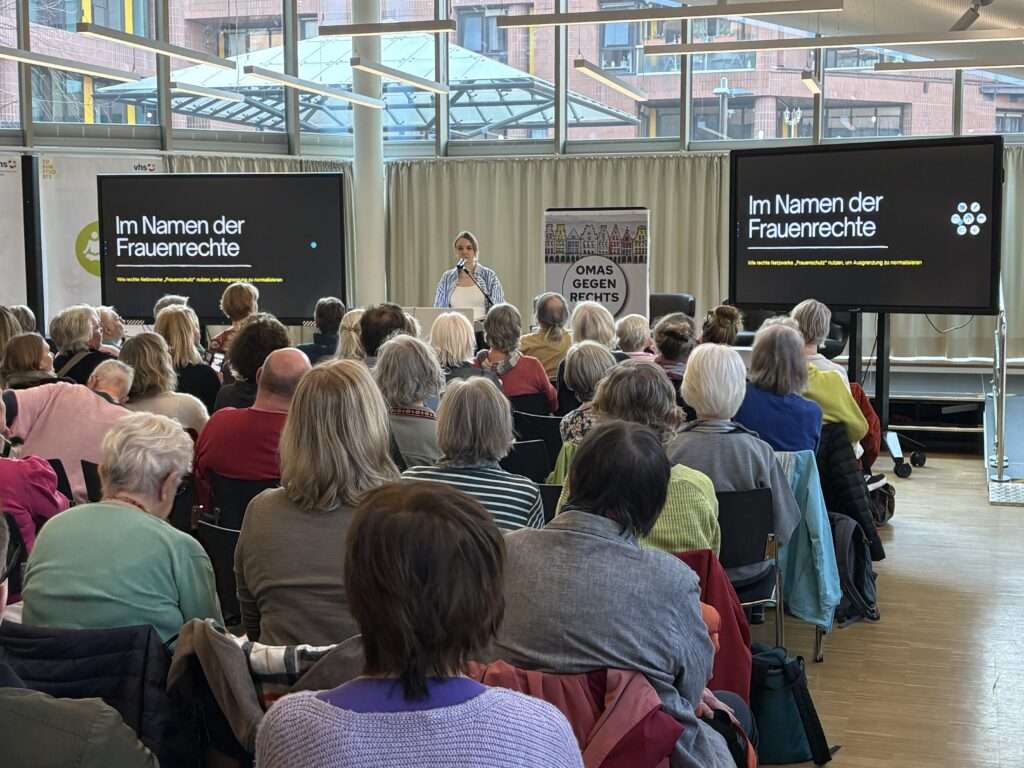 Bei einer Veranstaltung in Münster diskutierten OMAS GEGEN RECHTS über Geschichte und Zukunft der Frauenrechte sowie rechte Netzwerke.