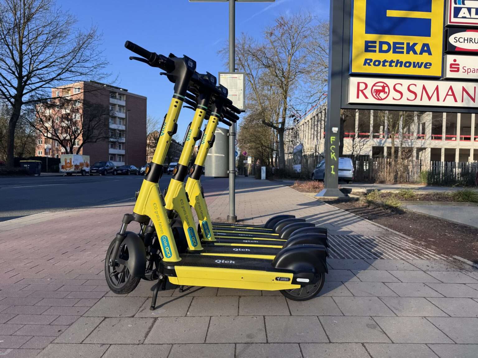 Nach Styropor-Funden in Münster und der Davert äußert sich E-Scooter-Anbieter Qick. Das Unternehmen weist Verantwortung zurück.
