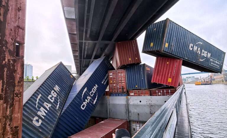 Kollision im Hafen Neuss: Container fallen nach Brückenunfall ins Wasser