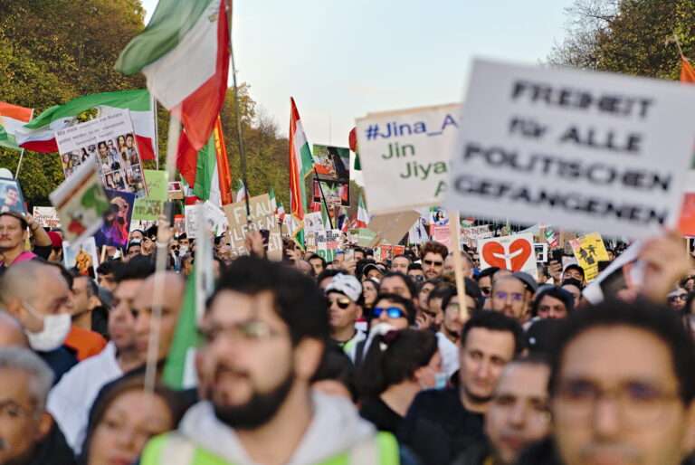 Bei der Iran Demo Münster wird am Hauptbahnhof gegen US- und Israel-Militäraktionen protestiert, während in Düsseldorf und Köln regimekritische Tausende demonstrierten.