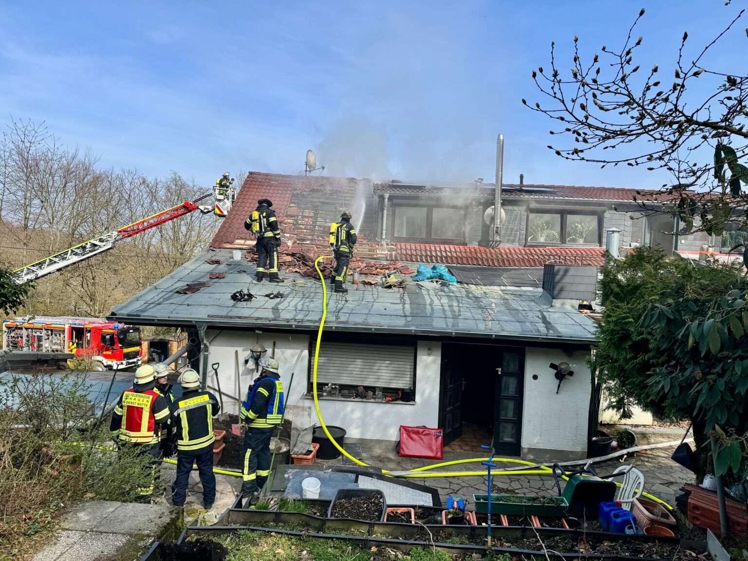 Dachstuhlbrand in Hagen: Feuerwehr rettet Mensch und Tiere aus Gaststätte