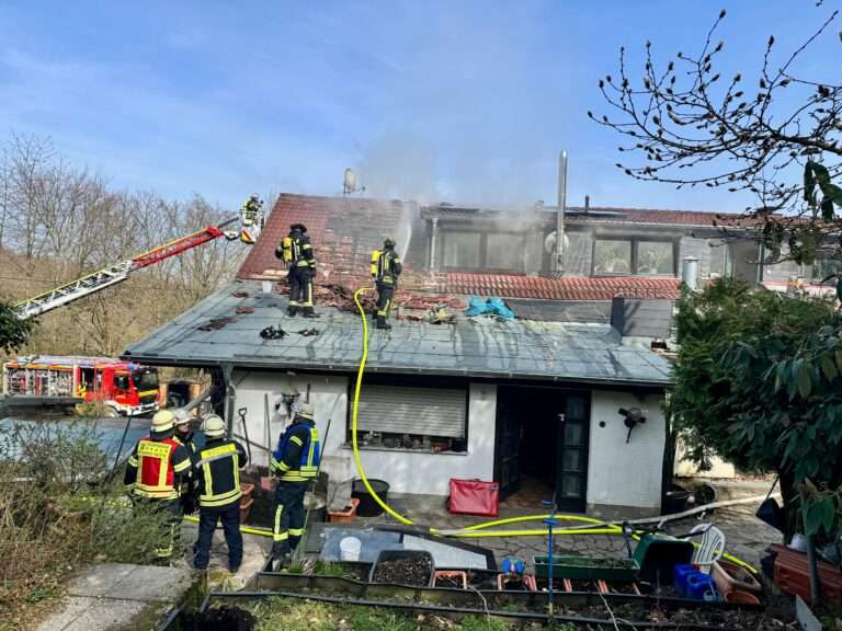 Dachstuhlbrand in Hagen: Feuerwehr rettet Mensch und Tiere aus Gaststätte