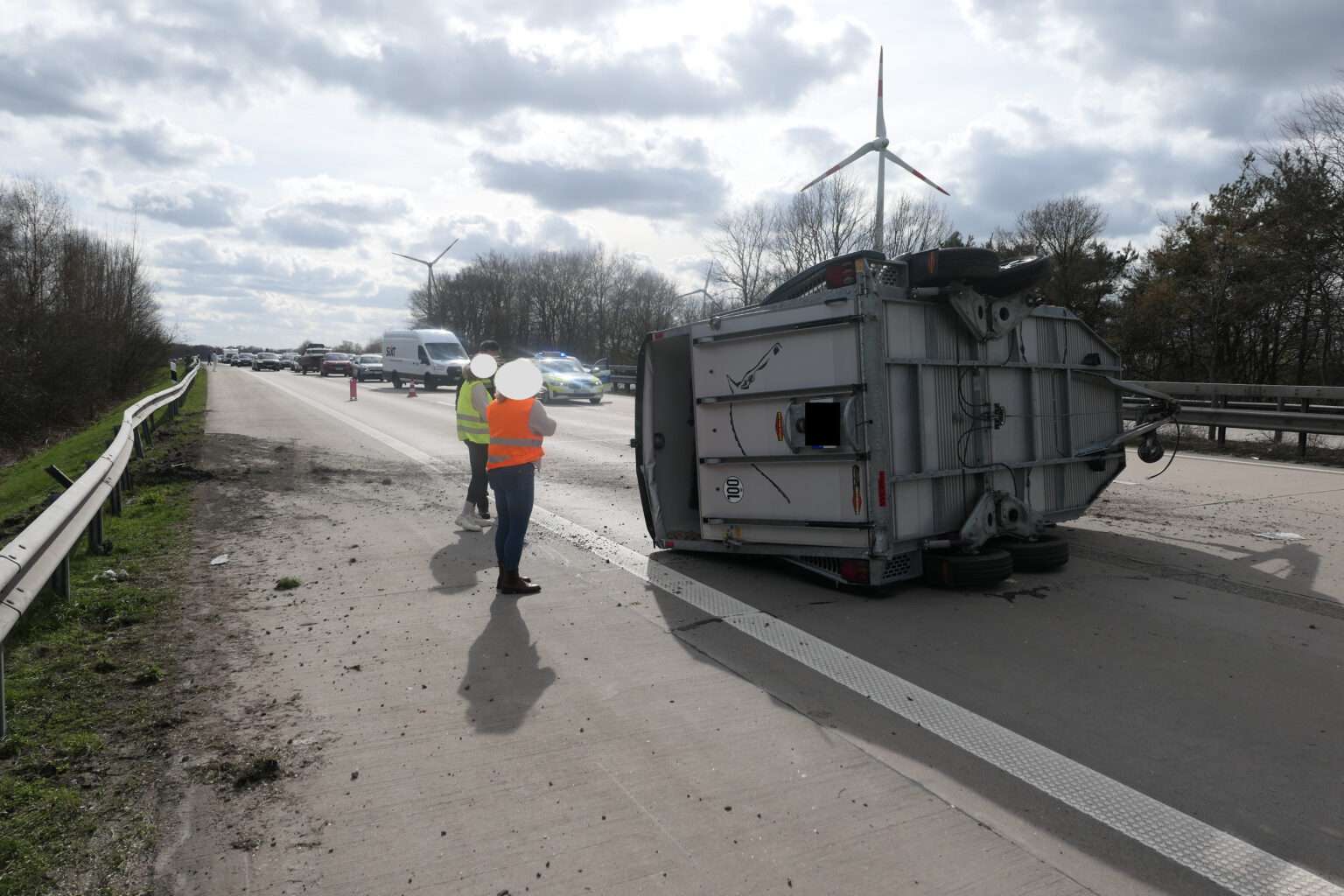 Pferdeanhänger kippt auf der A1 bei Emstek um