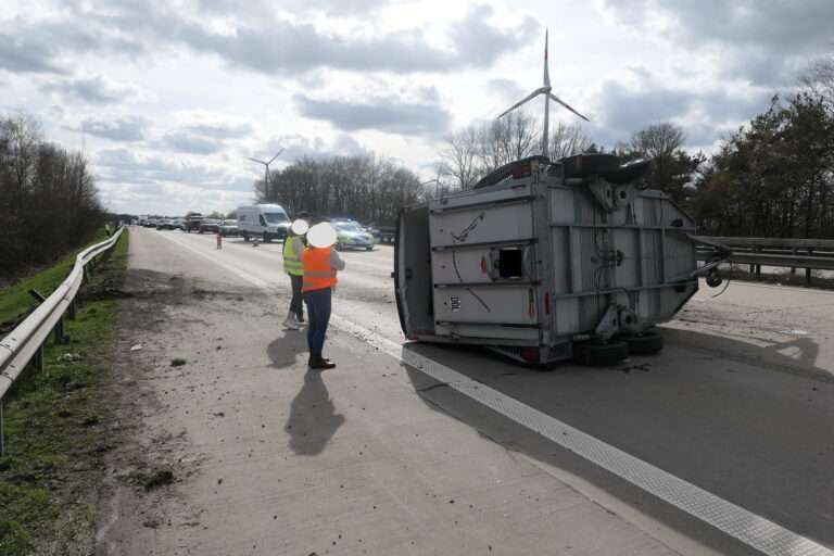 Pferdeanhänger kippt auf der A1 bei Emstek um