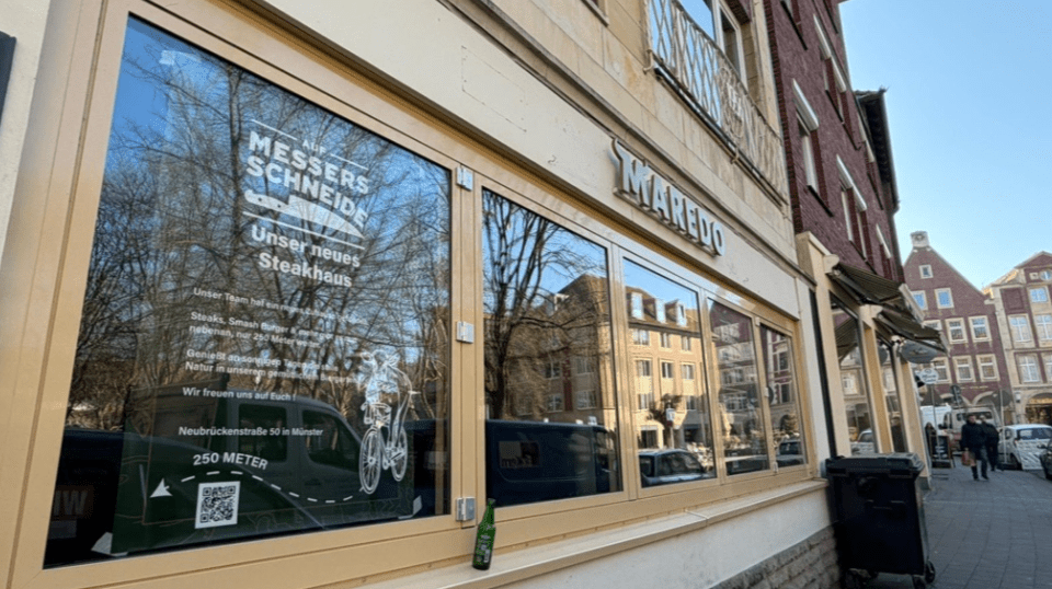 Am früheren Maredo-Standort in Münster hängt ein Schild mit Verweis auf das Steakhaus Auf Messers Schneide an der Neubrückenstraße – nur 250 Meter entfernt.