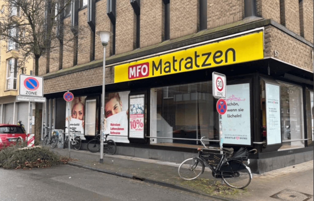 In einem früheren Matratzenmarkt an der Hammer Straße entsteht ein großer Friseursalon mit Bar, Eventfläche und VIP-Bereich.