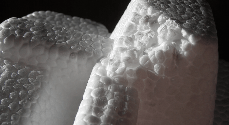 In der Davert bei Münster wurden große Styropormengen illegal entsorgt. Mehrere Fundstellen im Waldgebiet beschäftigen Behörden.