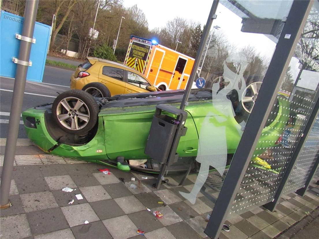 Unfall in Monheim: Auto überschlägt sich und prallt in Bushaltestelle
