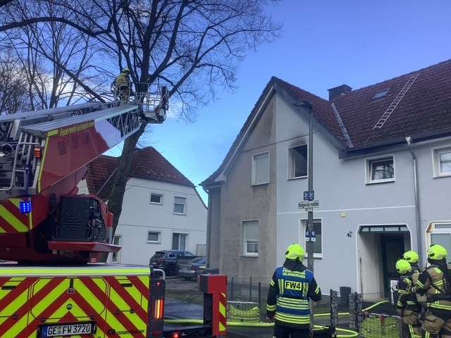 Rauch im Obergeschoss: Akku-Brand ruft Feuerwehr in Gelsenkirchen auf den Plan