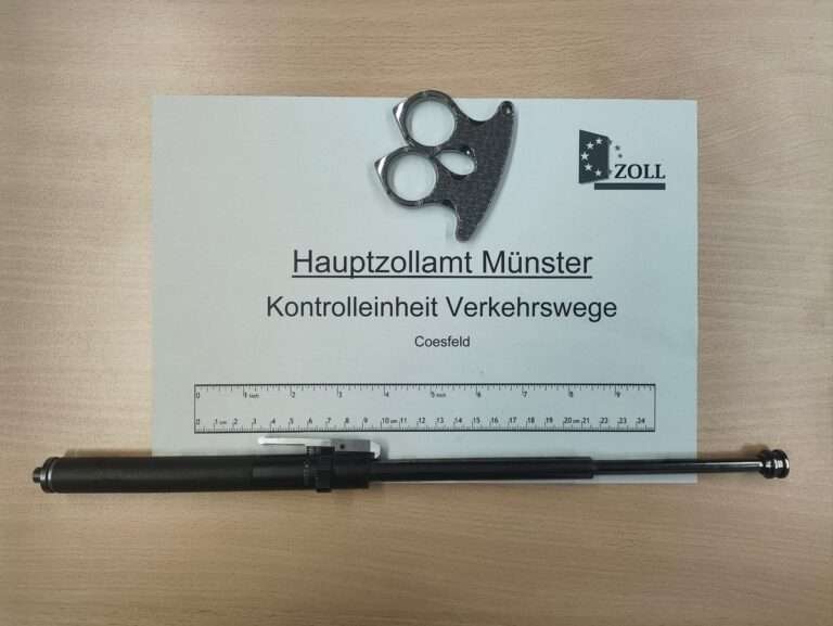 Bei einer Zollkontrolle in Ahaus wurden Teleskopschlagstock und Schlagring in einem Auto entdeckt.