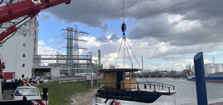 Boot im Mainzer Industriehafen droht unterzugehen und löst Einsatz aus