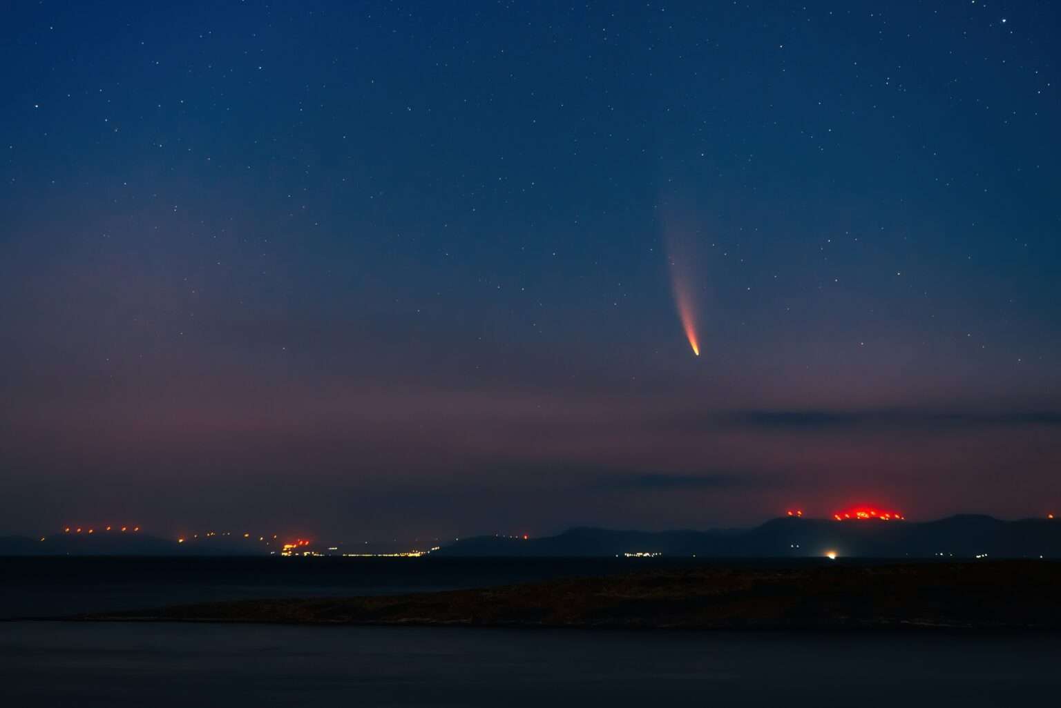 Heller Leuchtkörper über NRW gesichtet. Auch in Münster beobachtet. Vieles spricht für eine Feuerkugel oder einen Meteor.