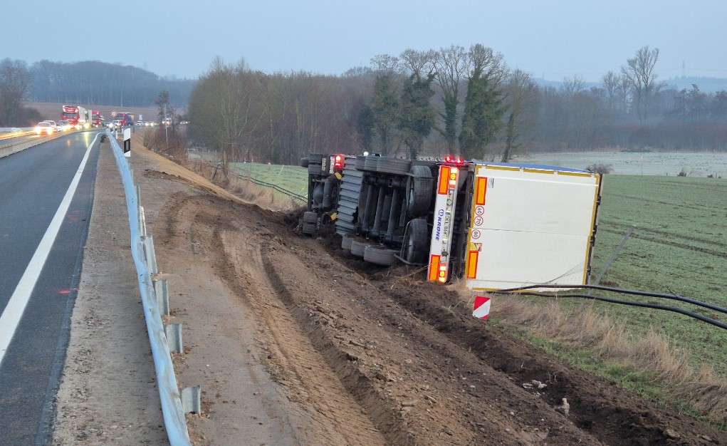 Lkw kippt auf der A21 bei Travenbrück um, Autobahn wird am Abend komplett gesperrt