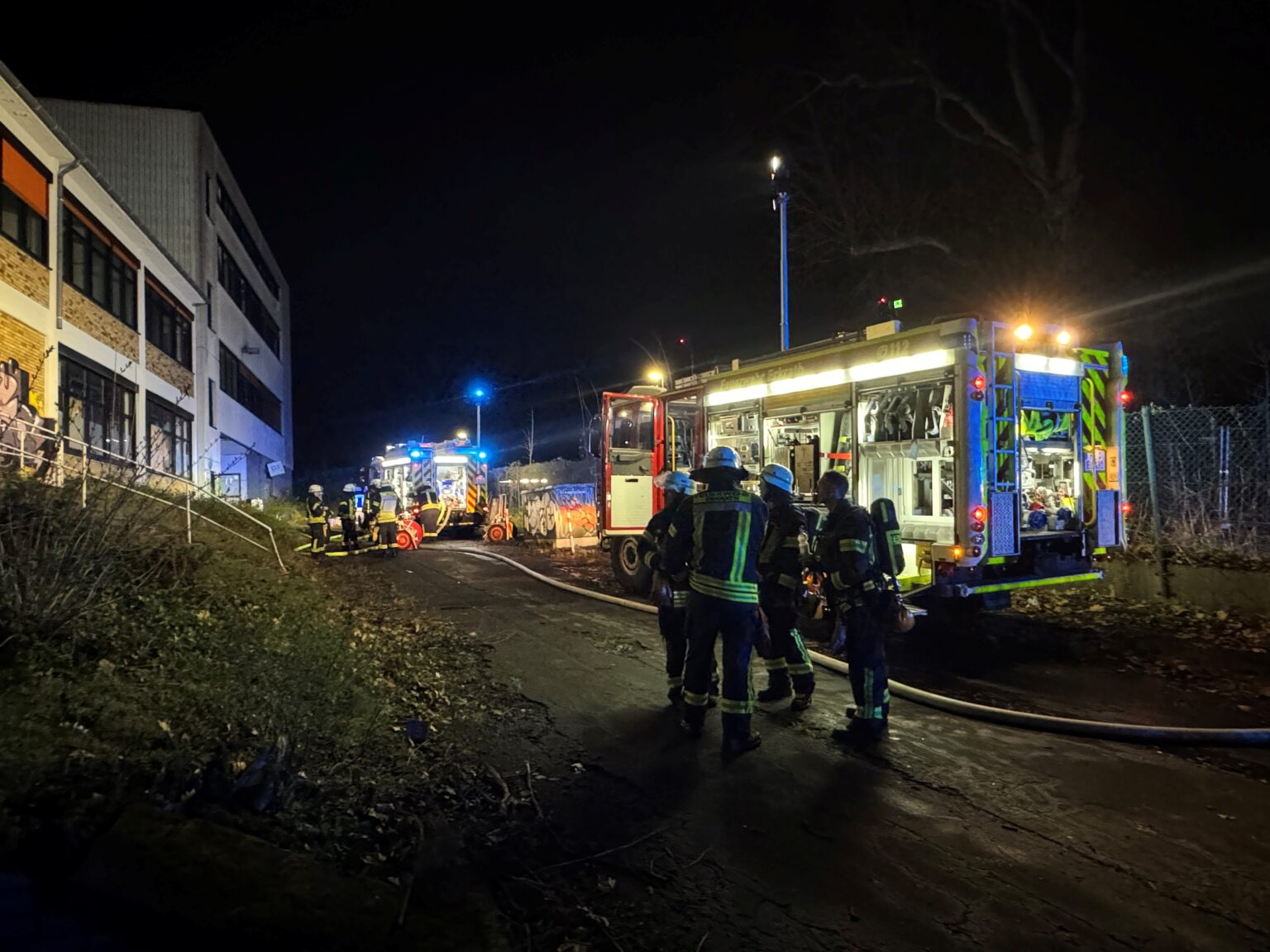 Feuer in leerstehendem Betrieb in Erkrath löst Großeinsatz aus
