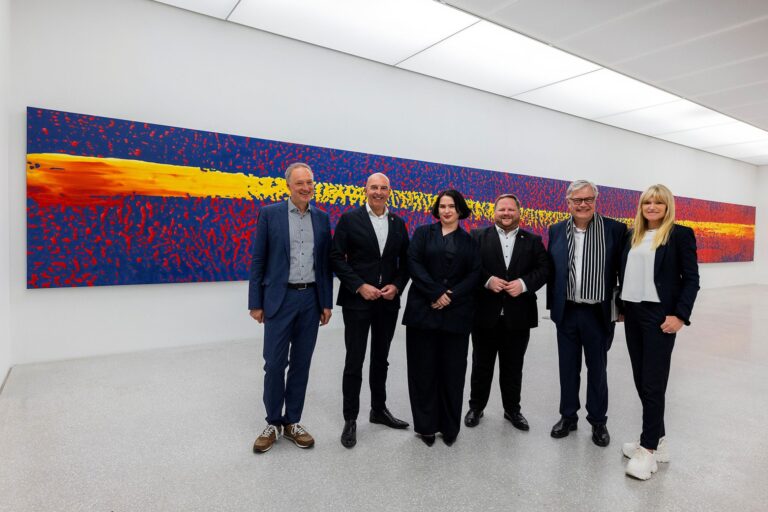 Münster. Das LWL-Museum für Kunst und Kultur in Münster zeigt seit Freitag, 17. April, zwei außergewöhnlich große Arbeiten von Gerhard Richter. Die Werke „Strich (auf Blau)“ von 1979 und „Strich (auf Rot)“ von 1980 gehören nun als Dauerleihgaben aus dem Kreis Soest zur Sammlungspräsentation des Hauses. Mit einer Länge von jeweils 20 Metern zählen die beiden Ölgemälde zu den auffälligsten Neuzugängen der Gegenwartskunst in Münster.