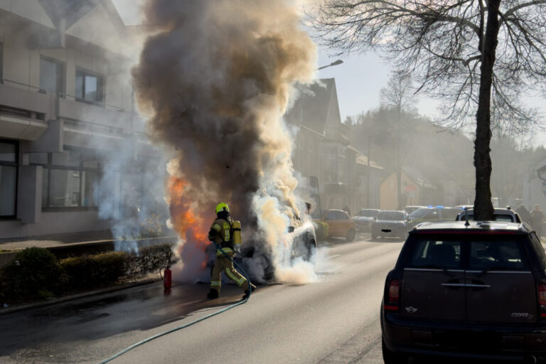 Auto geht in Ittenbach in Flammen auf: Zwei Menschen zur Kontrolle ins Krankenhaus