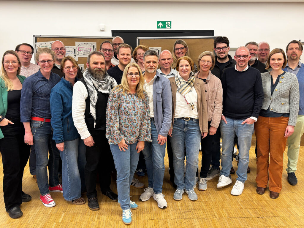 Nach der zweijährigen Startphase in den Pastoralen Räumen trafen sich die Koordinatorinnen und Koordinatoren mit Geschäftsführer Daniel Gewand und weiteren Vertreterinnen und Vertretern des Bistums zu einem Abschluss im Kubus-Tagungshaus in Bentlage.