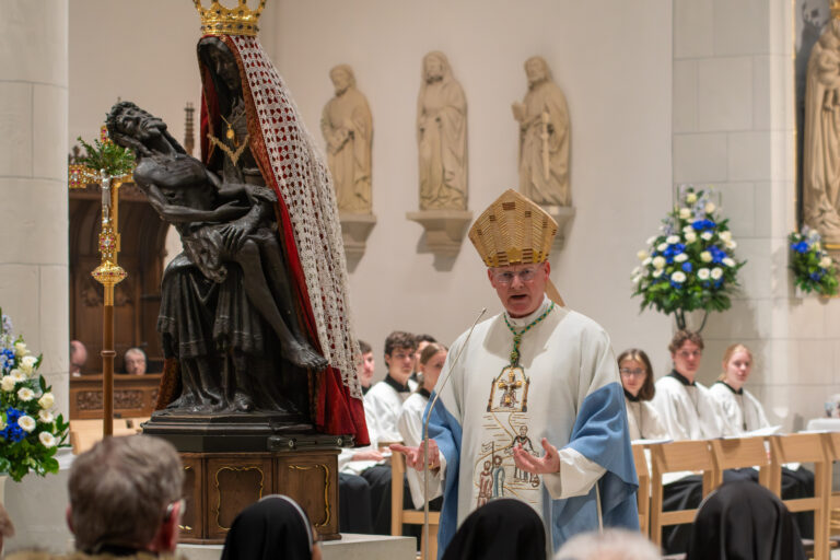 Die Telgter Wallfahrt 2026 ist eröffnet. Im Mittelpunkt stehen Frieden, Tradition, die renovierte St.-Clemens-Kirche und Pläne für ein neues Pilgerzentrum.