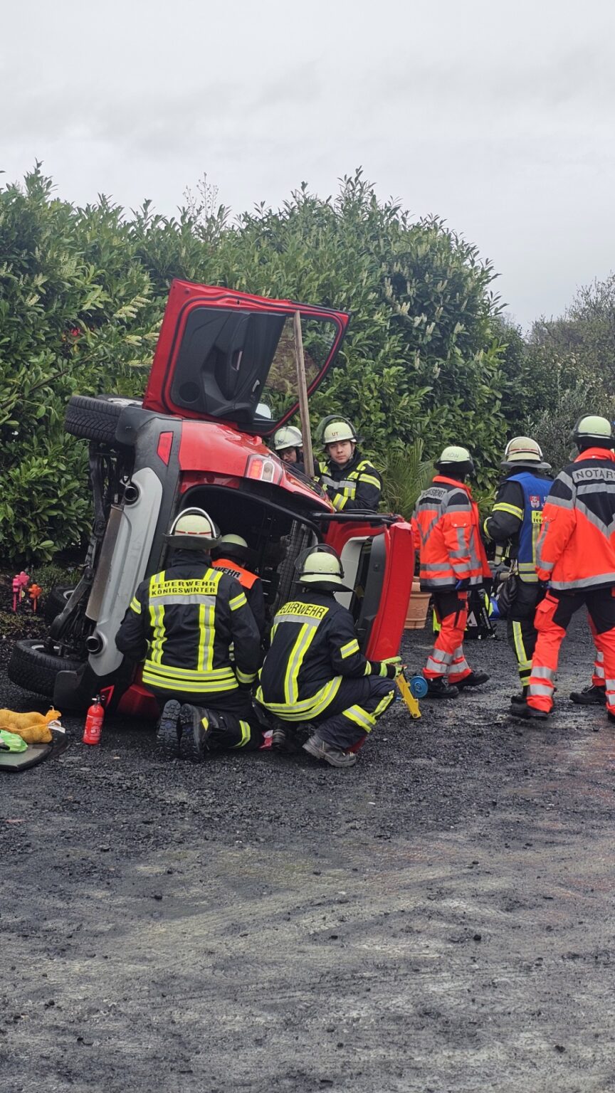 Nach einem Parkplatzunfall in Königswinter rettet die Feuerwehr eine Autofahrerin aus ihrem SUV
