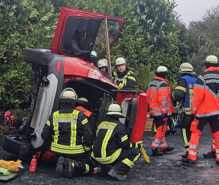 Nach einem Parkplatzunfall in Königswinter rettet die Feuerwehr eine Autofahrerin aus ihrem SUV